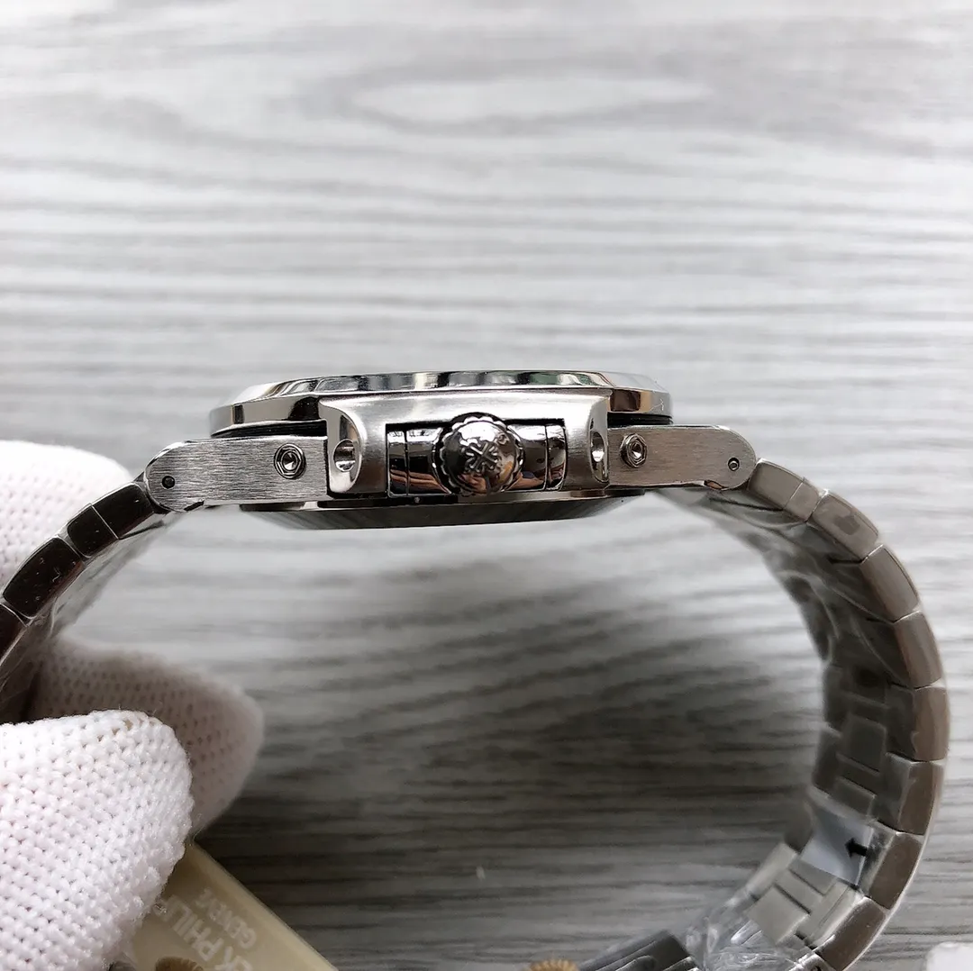【Top Replica】💰6400! Patek Philippe -PATEK PHILPPE Sporty and elegant 5726/1A-010 🎮R40 Nautilus Annual Calendar Moon Phase Watch 5726 Series 1. PF factory disassembled the genuine watch and scanned the mold to open it The shell parts can be installed interchangeably with the genuine product. The structure of the watch case is the same as the genuine one. The holes on the shell are beveled. When the screws are turned in, they will move downwards to tighten the front cover. The three-layer waterproof ring screw-in crown makes the watch case super waterproof. 2. In the replica movement 3.0 era, the imported 9015 movement was used to modify the Cal. 324 S QA LU 24 H movement. There is no plywood on the movement. The movement is directly modified without increasing the thickness of the movement. The thickness of the entire watch is only 11mm (directly changing the movement requires ordering the movement in large quantities. The cost of ordering thousands at a time is huge. The non-market 2.0 plywood movement that sacrifices thickness can be compared) 🎮3. The steel band has good texture, can be bent flexibly, and is comfortable to wear. It does not have a deep bending range like some versions on the market. It cannot be worn on small wrists and the strap cannot be bent. The buckle is made of spring steel and has good elasticity. 4. Functions include three-hand time display, month and week calendar display, moon phase 24h display, the function is real and usable, the quick adjustment position of month and week is different from other versions on the market, and remains consistent with the original [PF] watch factory allows you to buy it at a fraction of the price! Enjoy the 95% authentic experience! 🎮Sanjie exquisitely recommends men’s Swiss fully automatic mechanical movement SJ carefully designed for you to take ultra-realistic photo shoots